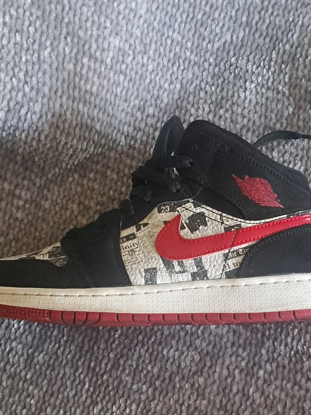 Jordan 1 Se Mid Nespaper Young Black and Red Low-Top Sneakers